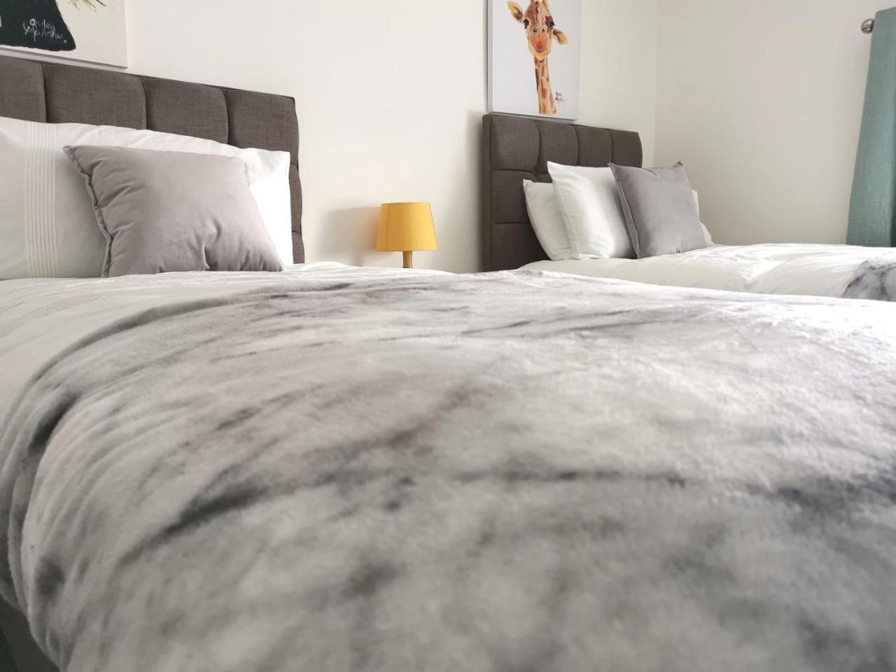 Parking, Smart Tv'S In All Rooms, Central Location Swansea Eksteriør billede