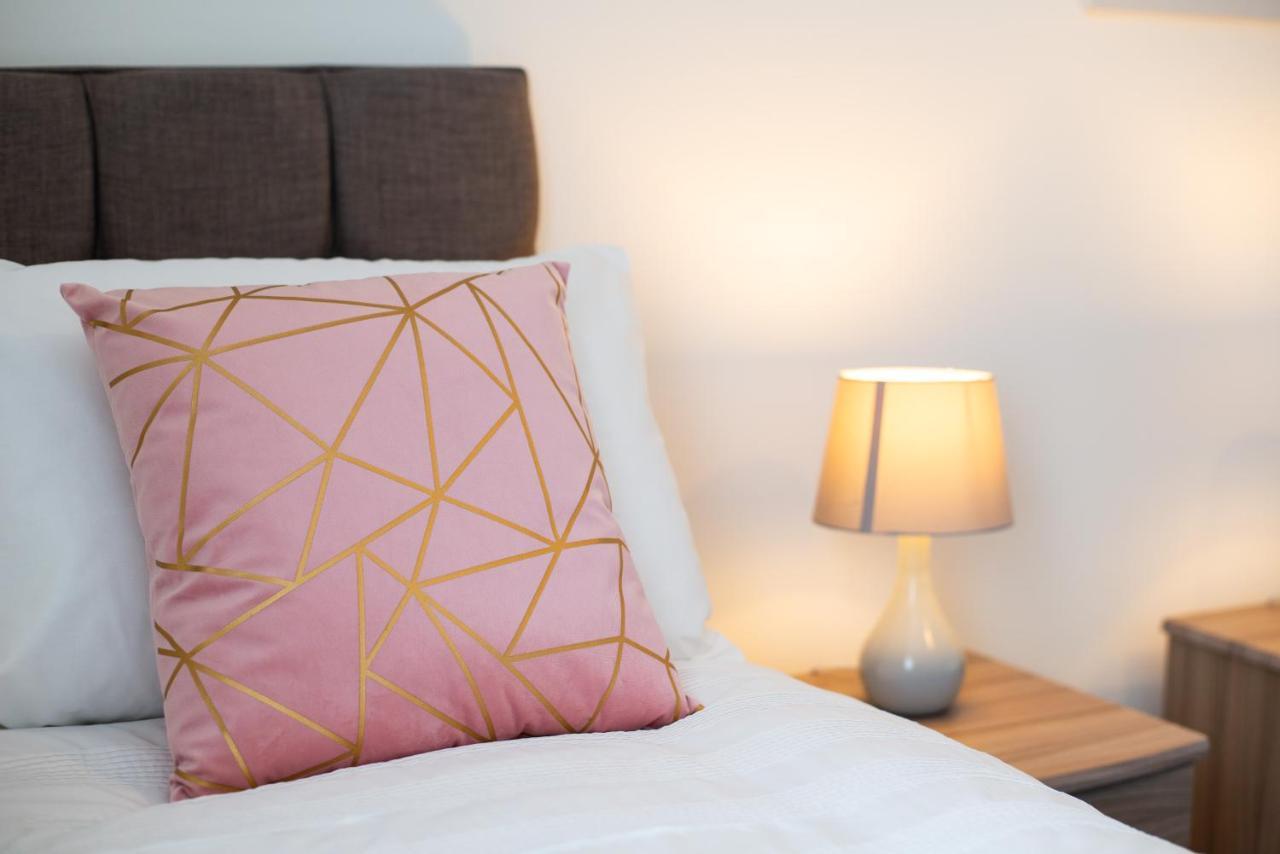 Parking, Smart Tv'S In All Rooms, Central Location Swansea Eksteriør billede